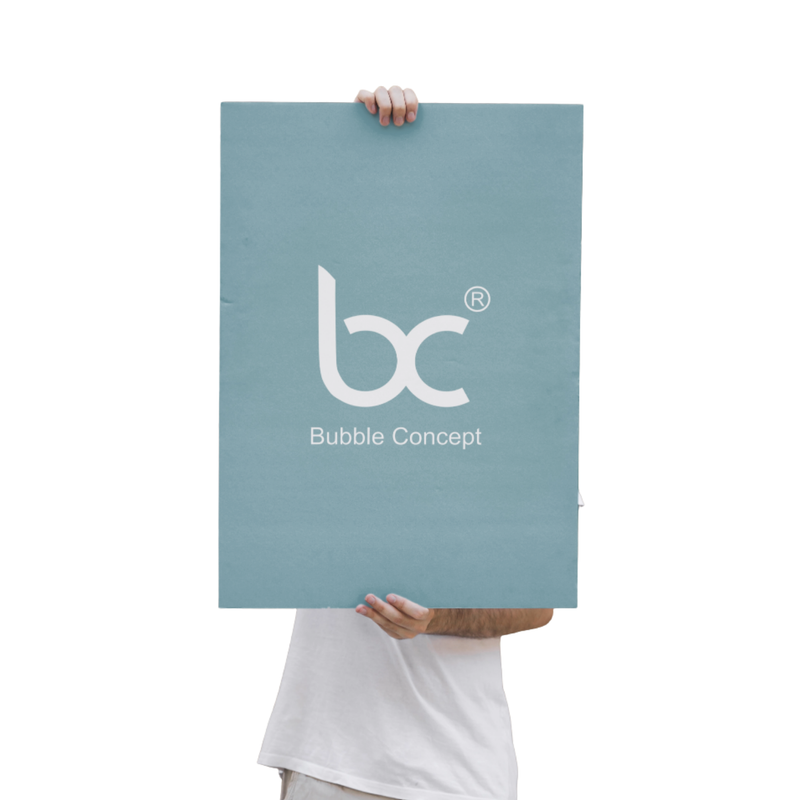 Mann hält ein A1 Poster in der Hand mit dem Bubble Concept Logo drauf