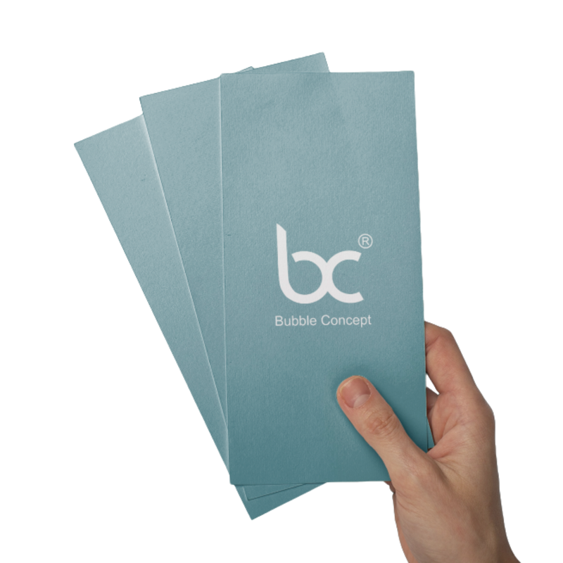 3 bubble Concept Flyer in einer Hand gehalten