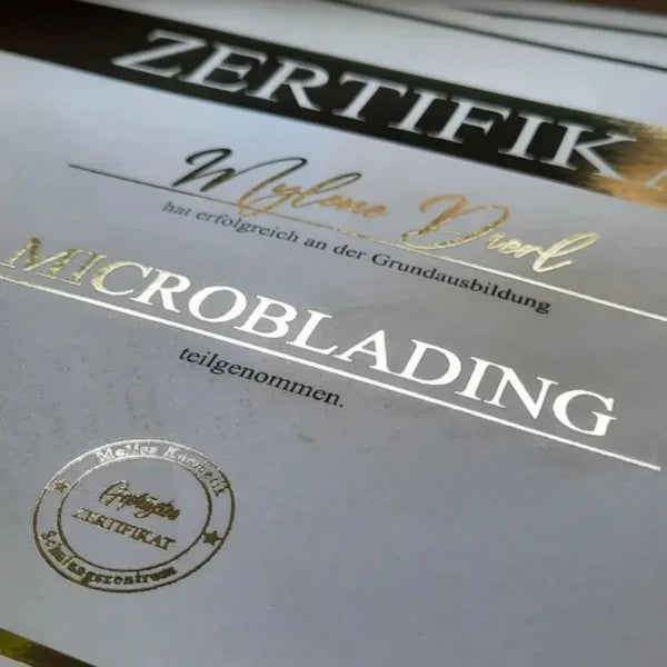 Ein Zertifikat mit gold Veredlung. 